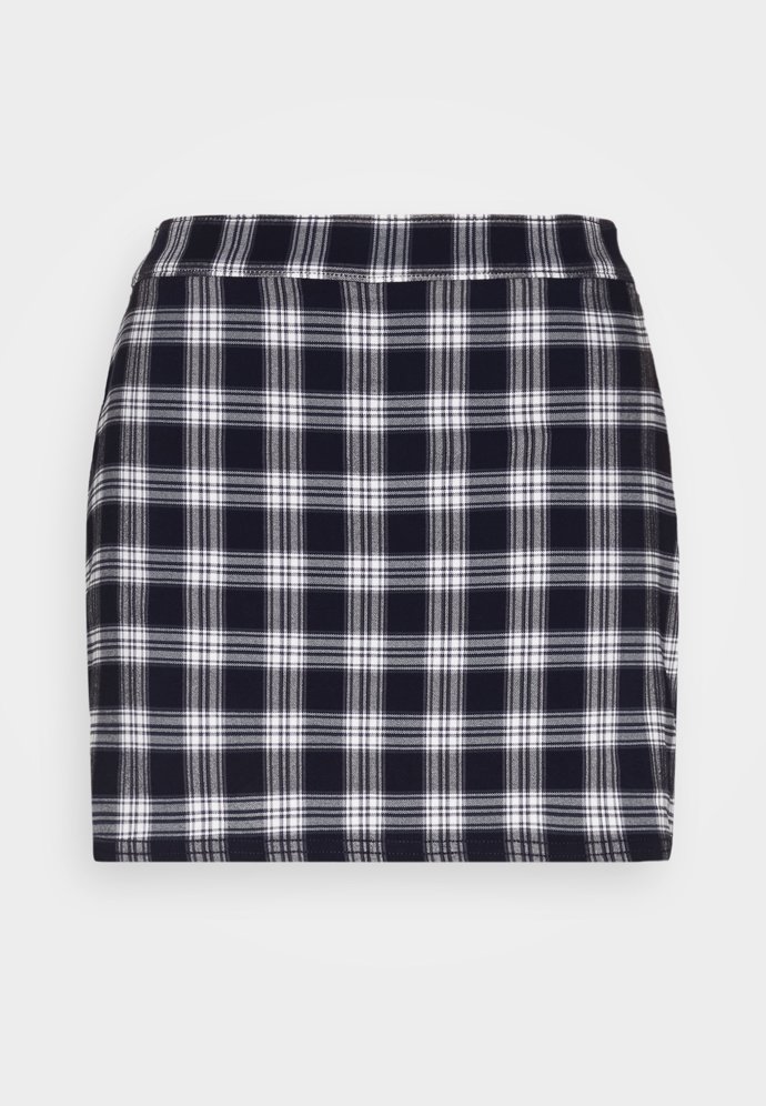 Kostkovaná sukně vhodná pro styling ve stylu grunge. (Holliste&Co. 699 Kč)