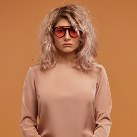 Přechod tmavé barvy do peach fuzz dodá vašim vlasům originální šmrnc.