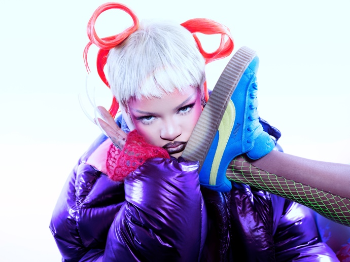 Už na podzim Rihanna vyzkoušela jeden z trendy odstínů blond, stříbřitou platinu v podobě kratičkého sestřihu. To když se stala modelkou řadě tenisek, které navrhla ve spolupráci se značkou Puma. 