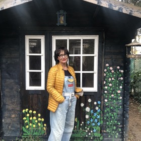 Domeček byl původně na hraní, Petra Černocká ho pomalovala rozkošnými kytičkami.