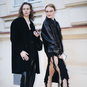 Streetstyle z jarní edice pražského týdne módy Mercedes-Benz Prague Fashion Week 2024.