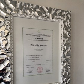 Jitčino osvědčení lektorky jógy si zasloužilo krásný rám.