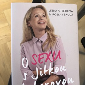 Díky svému slavnému rozhlasovému pořadu se z Jitky Asterové stala prakticky přes noc odbornice na sex.