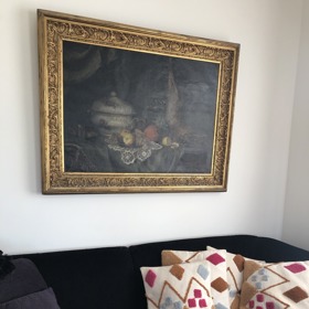 Obraz, který visí nad sedačkou, má Jitka Asterová spojený se svým dětstvím.