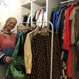 V poslední době si Jitka Asterová libuje v pestrých a flitrovaných kouscích.