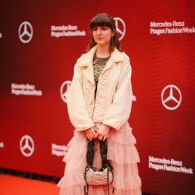 Streetstyle z jarní edice pražského týdne módy Mercedes-Benz Prague Fashion Week 2024.