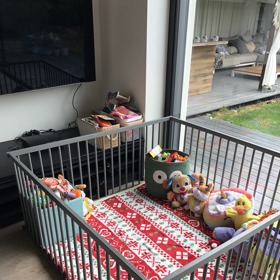 V obyváku si zabrala svůj prostor mladší dcera Rozárka.