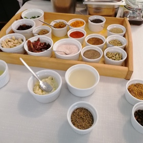 Podle ájurvédského šéfkuchaře z Resotu Svatá Kateřina Kodithuwakkua Nalina Kumary není koření jen dochucovadlem, ale především lékem a nejlepší preventivní medicínou, pokud chceme ochránit játra, srdce nebo cévy. Také pomáhá udržovat rovnováhu jednotlivých dóš.