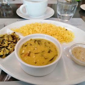 A takto vypadá typický ájurvédský oběd. Zastánci této medicíny pokládají jídlo za obřad. Snaží se v klidu vychutnat každé sousto, zapíjejí ho teplou vodou a dezert (vpravo) si dají hned na začátku nebo v průběhu jídla. Strava je převážně vegetariánská, z čerstvých surovin a teplá.