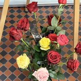 Lidé přišli položit květiny. 