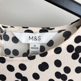 Šaty z obchodu M&S stály 899 Kč.