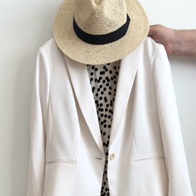 Šéfredaktorka Lifee.cz využila slevové kupóny a nakoupila si celý jarní outfit - šaty, sako, klobouk a boty.