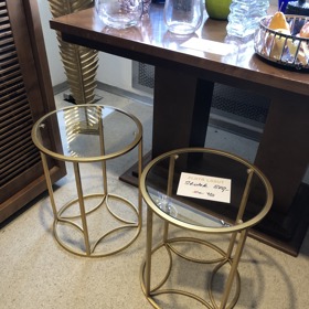 Na první dobrou se Markétě zalíbil zlatý odkládací stolek, cena byla příznivá 800 Kč.