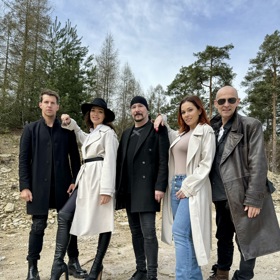 Skupina Sing Sing Quintet, v níž nechybí ani Míša, v celém svém složení. 