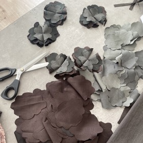 Na přehlídku využívá i upcyklovaný materiál jako na snímku rozstříhané sekáčové kalhoty. 