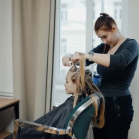 Marek se rozhodl darovat své dlouhé vlasy. 