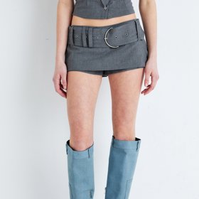 Mikrovarianta této sukně je jen pro odvážné majitelky dokonalých končetin. (Jaded London, 1 690 Kč)