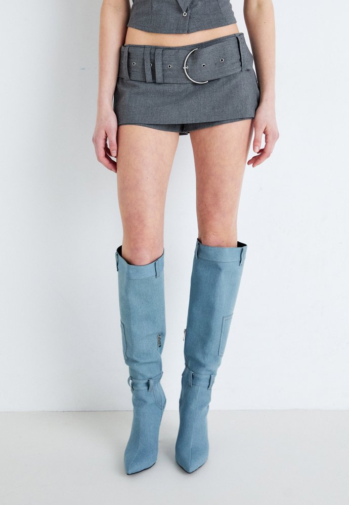 Mikrovarianta této sukně je jen pro odvážné majitelky dokonalých končetin. (Jaded London, 1 690 Kč)