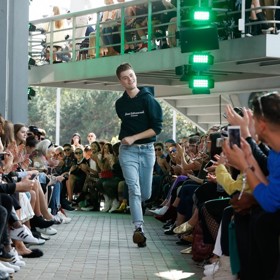 Módní návrhář Jan Černý měl v minulosti možnost půlroční stáže u značky Louis Vuitton.