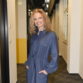 Moderátorka Kristina Kloubková zazářila v tmavě modrých košilových šatech.