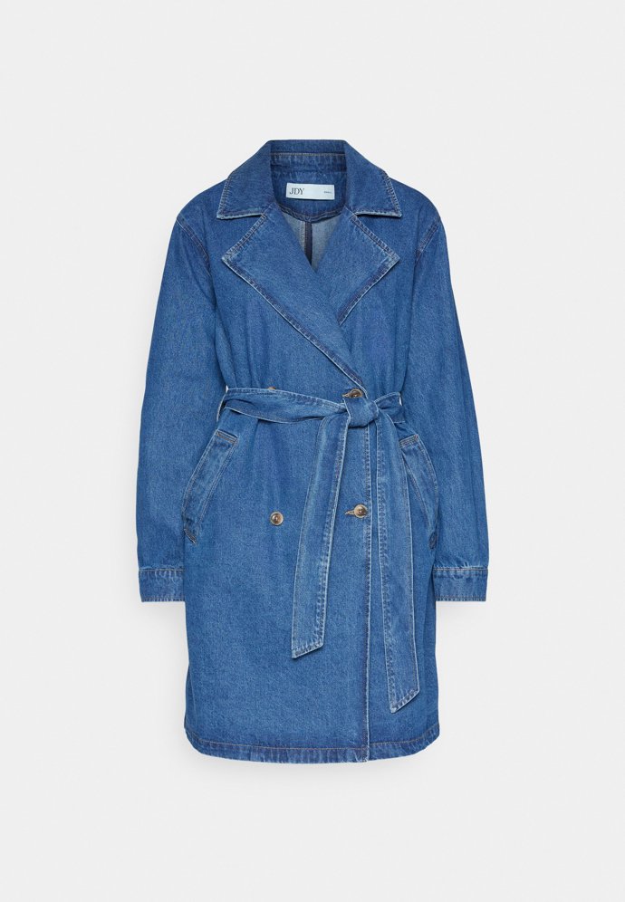 Trenčkot sahající ke kolenům od značky JDY, 2 190 Kč.