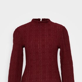 Odstíny vína sluší i jarním topům. (JDY, 600 Kč)