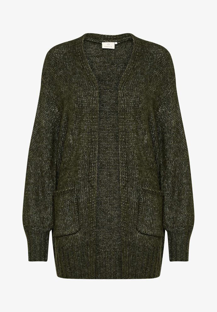 Klasický kardigan bez zapínání je ideálním kouskem pro stavění zdánlivě nesourodých outfitů. (Kaffe, 1 399 Kč)