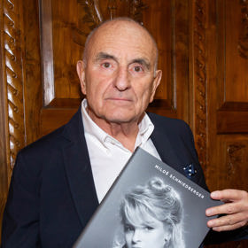 Miloš Schmiedberger chtěl knihou oslavit dubnové narozeniny Ivety Bartošové. 