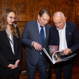 Fotograf Miloš Schmiedberger byl v minulosti také dvorním fotografem Jiřího Paroubka. 