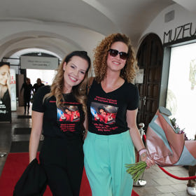 Později Kateřina Pechová vynesla také široké kalhoty v pastelově mátové zelené barvě.