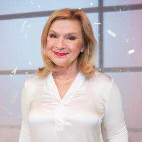 Elegantní outfit dovede herečka  jednoduše vytvořit  z kombinace blůzky s leskem a tmavých kalhot.