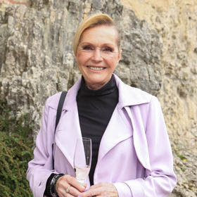 Helena Vondráčková barvu trenčkotu zúročila i při výběru laku na nehty.