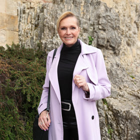 Zpěvařčce padl do oka trendy odstín lila, který proměnil běžný trenčkot ve velmi svěží jarní kousek.