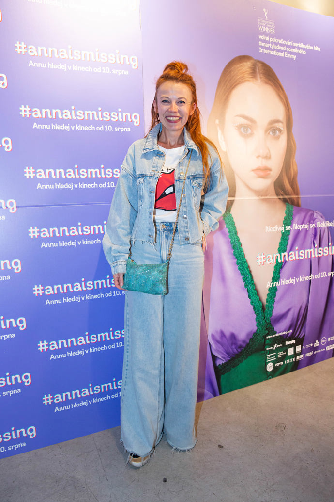 Herečka Bára Fišerová kombinuje světle modré baggy jeans a světle modrou džínovou bundu. Pod ni se skvěle hodí bílé tričko s červeným potiskem. 