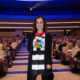 Mladistvý kousek ale zpěvačka nevhodně doplnila legínami. 