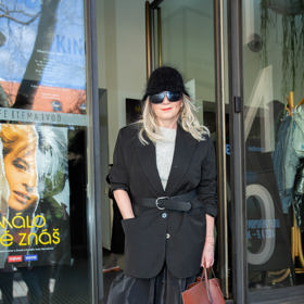 Bára Basiková v outfitu s trendy prvky dorazila na promítání dokumentu o její pěvecké kolegyni, zesnulé Ivetě Bartošové.