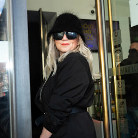 Bára Basiková doplnila kombinaci taftové sukně a oversize saka nepřehlédnutelnými detaily. Třeba huňatým kloboučkem stylu "kyblík".