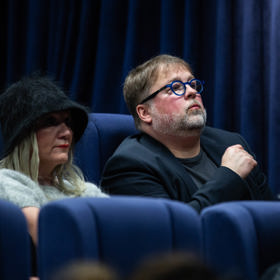 Sluneční brýle a sako Bára Basiková v hledišti odložila. Odhalila tak stylový detail půvabného šedivého svetříku - krátké rukávy.