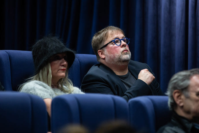 Sluneční brýle a sako Bára Basiková v hledišti odložila. Odhalila tak stylový detail půvabného šedivého svetříku -  krátké rukávy.