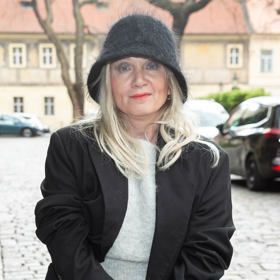 Zpěvačka Bára Basiková ve vydařeném modelu na promítání dokumentu Málo mě znáš o životě a kariéře Ivety Bartošové.