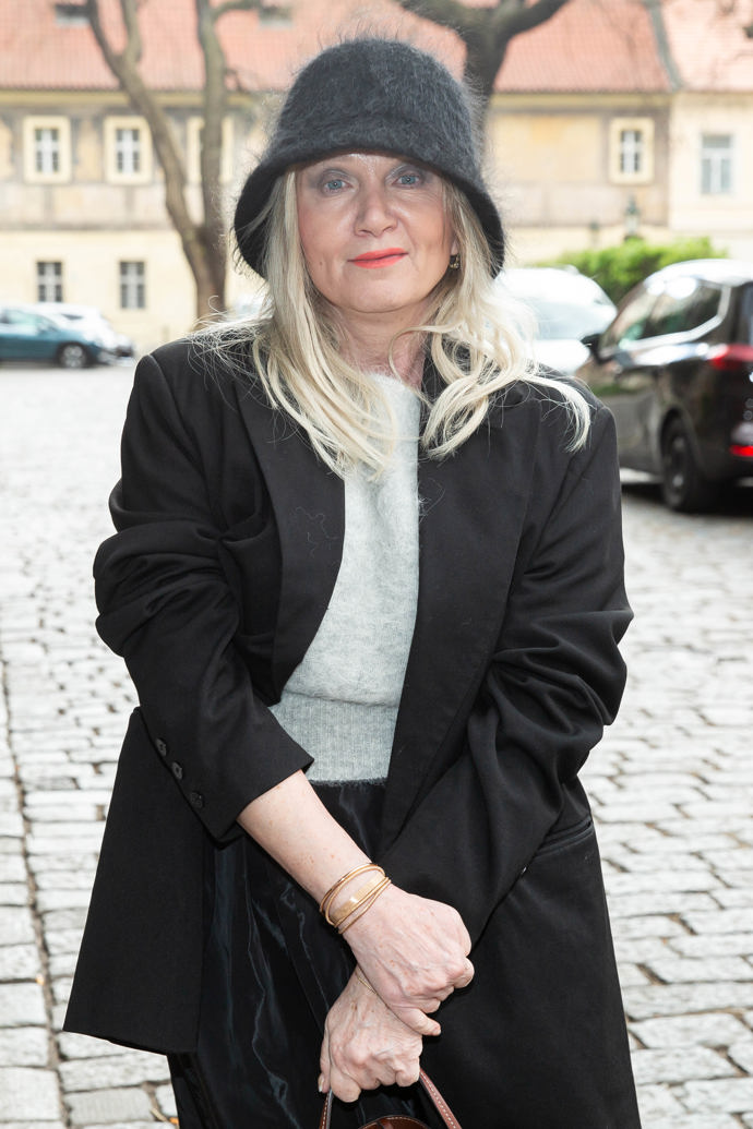 Zpěvačka Bára Basiková ve vydařeném modelu na promítání dokumentu Málo mě znáš o životě a kariéře Ivety Bartošové.