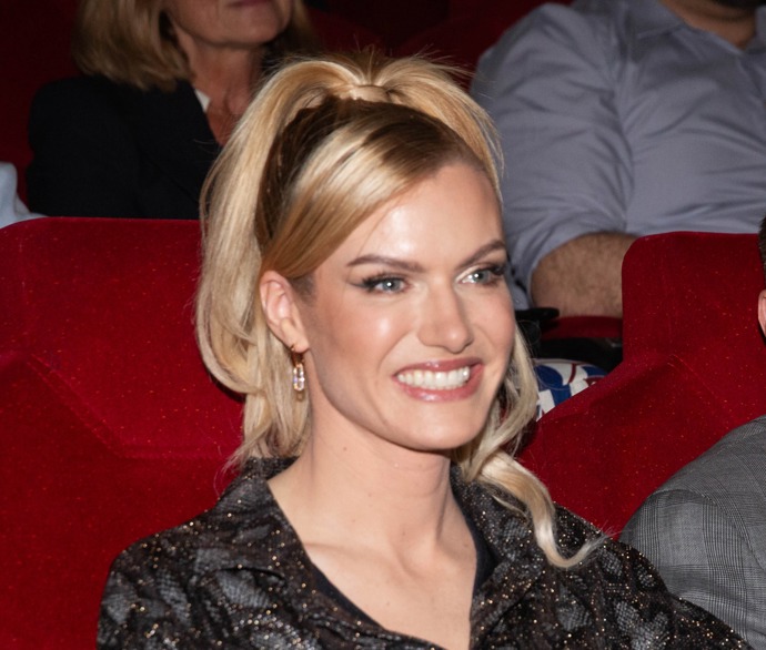 Gabriela Soukalová také patří k fanynkám blond tónů. Ta si prošla cestou od platinové blondýny k šťavnaté zrzce a zpět do blond vod, momentálně zakotvila u trendy karamelového odstínu.