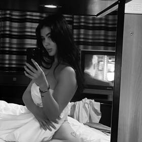 Lady Dee šla do naha.