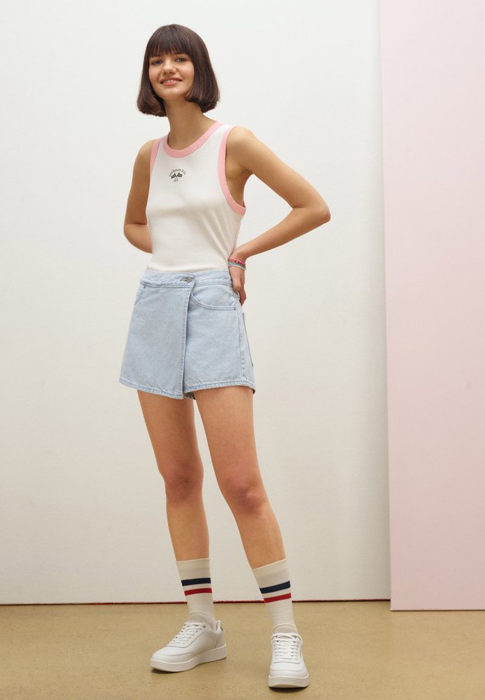 Genercí Z milovaný sportovní look doplněný o trendy střih sukně z denimu. (Levi's, 1 990 Kč)