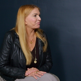 Martina Formanová žije už 30 let v USA, kam se původně vydala jen na pár týdnů učit anglicky. Jenže pak potkala oscarového režiséra Miloše Formana a za oceánem zůstala.