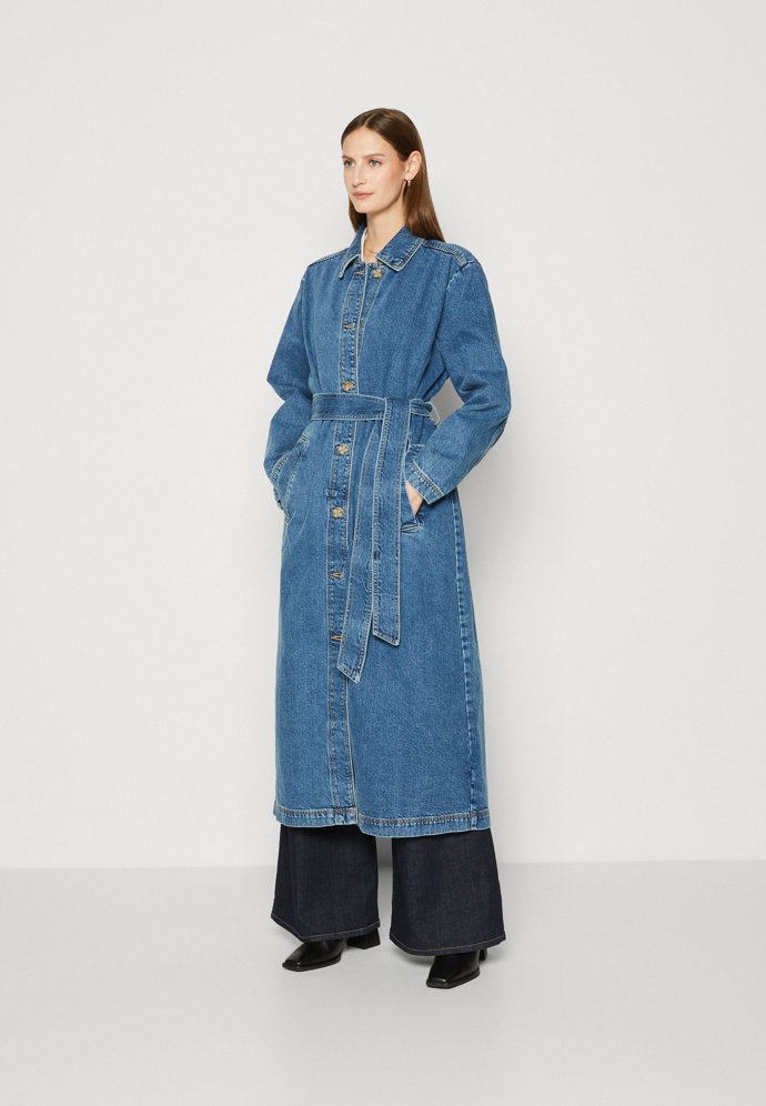 Značka Lindex nabízí kabát bez klasické fazóny se zapínáním až k límci. (3 199 Kč)