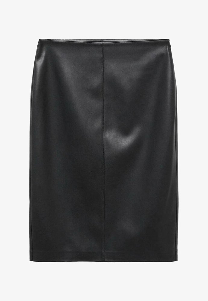 Kratší variantu nad kolena nabízí řetězec Mango, ovšem z umělé kůže. (Mango, 899 Kč)