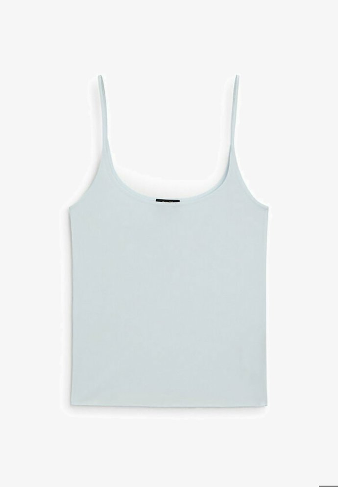 Tonalita nebesky modrých odstínů je poměrně široká. (Massimo Dutti, 995 Kč)