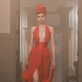 Kolekci Tomáše Němce doplnily materiálově shodné pokrývky hlavy.