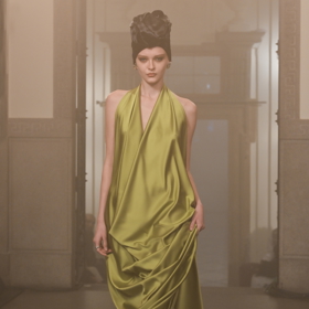 Jeden z modelů návrháře Tomáše Němce představený na právě probíhajícím jarním pražském týdnu módy.